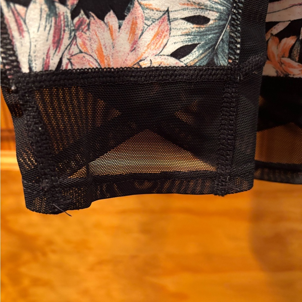 New Balance flower print yoga pants with mesh detailing - Picture 3 of 4